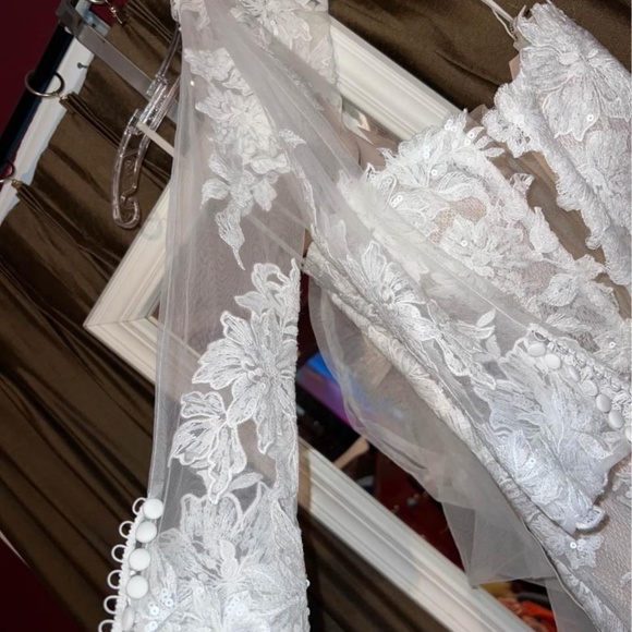 Wedding dress only worn once for try on - Picture 4 of 5